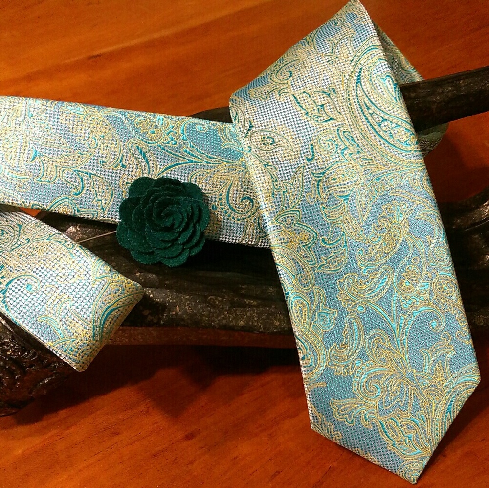 Exclusive Ghost Paisley Tie with 27 Fold Lapel Acc